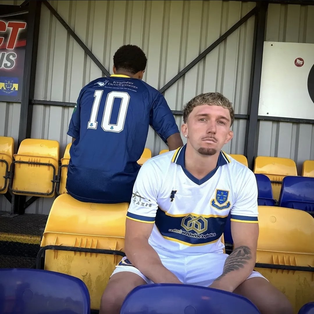 PlanetaBoca's tweet photo. 👕 Llantwit Major, el club galés que se presenta como el "hermano menor" de Boca, presentó sus nuevas camisetas, que son en homenaje al Xeneize.

🏴󠁧󠁢󠁷󠁬󠁳󠁿 En su momento, el diseñador de las casacas decidió rendirle tributo al equipo argentino porque es hincha de ambos y desde entonces siempre hay guiños al Único Grande.