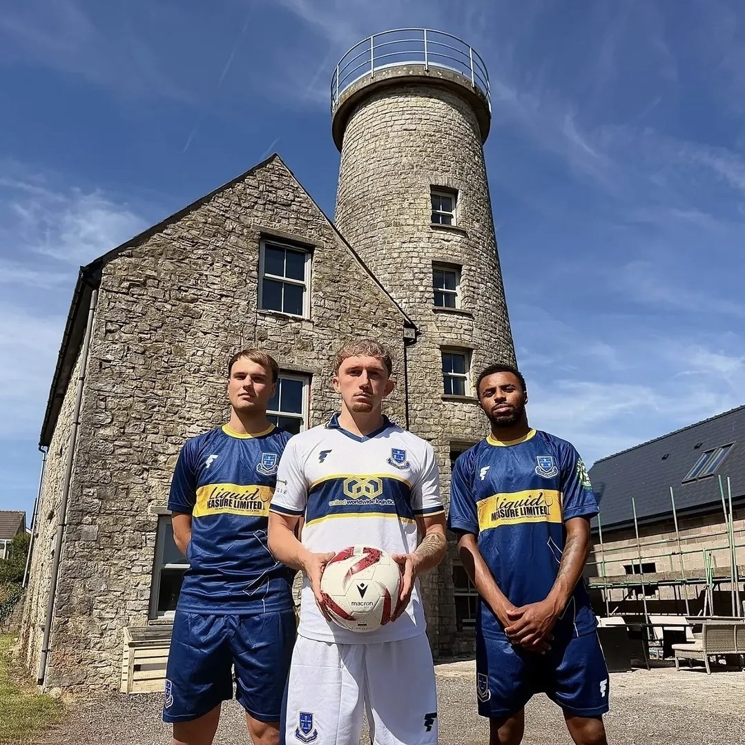 PlanetaBoca's tweet photo. 👕 Llantwit Major, el club galés que se presenta como el "hermano menor" de Boca, presentó sus nuevas camisetas, que son en homenaje al Xeneize.

🏴󠁧󠁢󠁷󠁬󠁳󠁿 En su momento, el diseñador de las casacas decidió rendirle tributo al equipo argentino porque es hincha de ambos y desde entonces siempre hay guiños al Único Grande.