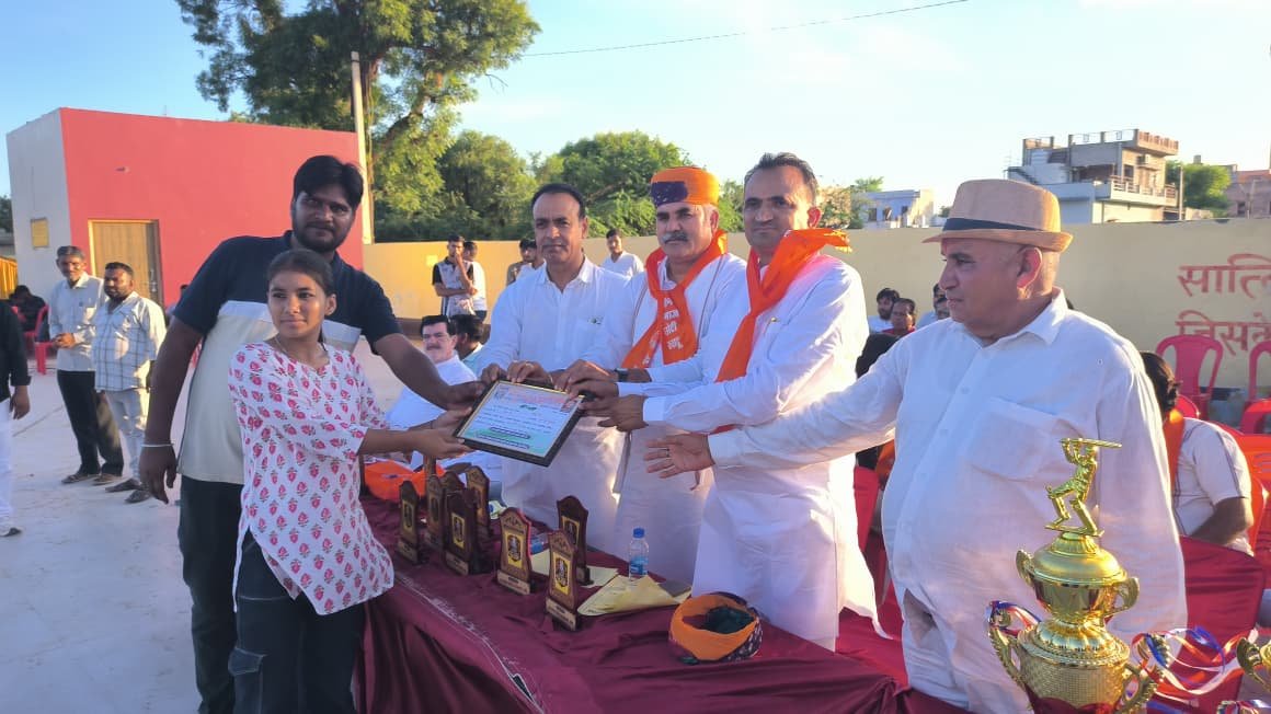 ChetanDudiINC's tweet photo. #छोट���खाटू में राज्य स्तरीय एक दिवसीय सेन समाज क्रिकेट प्रतियोगिता समारोह में शामिल हुआ, विजेता टीम के खिलाड़ियों को सम्मानित किया। सफल आयोजन के लिए आयोजन समिति के सभी साथियों को शुभकामनाएं एवं धन्यवाद। https://t.co/1RvhUNDXpr
