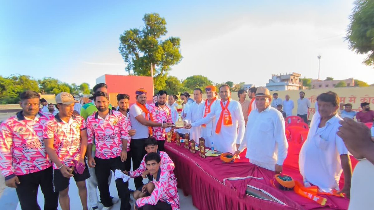 ChetanDudiINC's tweet photo. #छोट���खाटू में राज्य स्तरीय एक दिवसीय सेन समाज क्रिकेट प्रतियोगिता समारोह में शामिल हुआ, विजेता टीम के खिलाड़ियों को सम्मानित किया। सफल आयोजन के लिए आयोजन समिति के सभी साथियों को शुभकामनाएं एवं धन्यवाद। https://t.co/1RvhUNDXpr