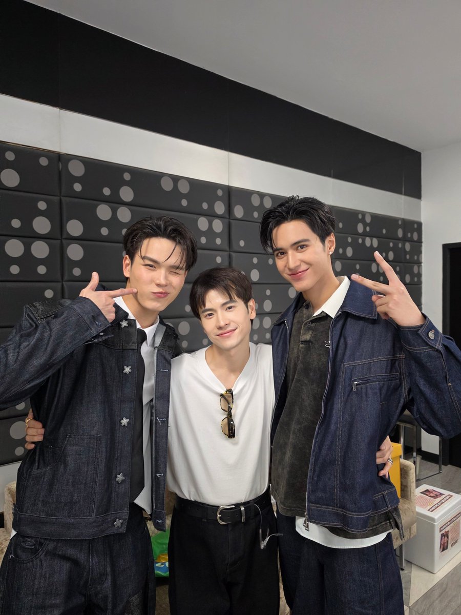 Gonghive24's tweet photo. Congrats to both of u on ur new project na ja .. #MatchPointSeriesEP1 @PKrittanun  @wwwteshow06 
ปล. ฉันรอที่ร้านข้าวยัน5ทุ่ม45 😤 หายไปไหน https://t.co/s7eRvX4KeU