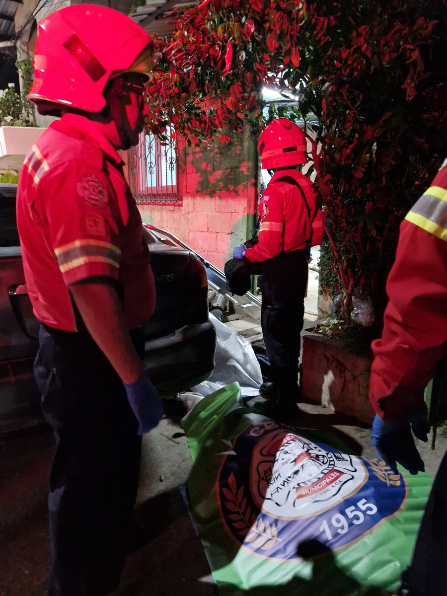 Karla_veron1's tweet photo. 🚨 GUATEMALA VIVE SU SÁBADO MÁS VIOLENTO EN 200 AÑOS: 50 PERSONAS ASESINADAS EN DISTINTAS MASACRES ALREDEDOR DEL PAÍS🚨

Al menos seis personas, entre ellas un adolescente de 17 años, fueron asesinadas y una más resultó herida durante un ataque armado registrado la noche del sábado en la zona 2 de Boca del Monte, Villa Canales, en la periferia sur de Ciudad de Guatemala.

De acuerdo con la Policía, el hecho estaría relacionado con una disputa por el control de territorio para la venta de drogas. Las autoridades mantienen las investigaciones para esclarecer el caso.