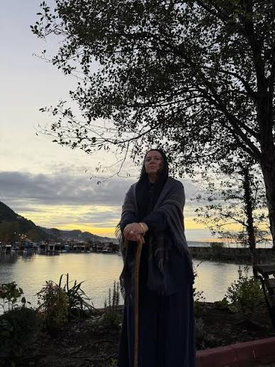 Ffrtuna61's tweet photo. Daha önceki flood'ımda Emriye Hala ile Furtuna ailesinin en büyüğü Şirin arasında Karadeniz'i yakacak geçmişten gelen bir sır ve bağlantı olabileceğini anlatmıştım. Hatta çoğunuz 'yok artık' dediniz, soy ağaçlarını döktünüz. Şimdi gelin o teorinin asıl derinliğine inelim ve Karadeniz’in en karanlık perdesini aralayalım...  
#TaşacakBuDeniz