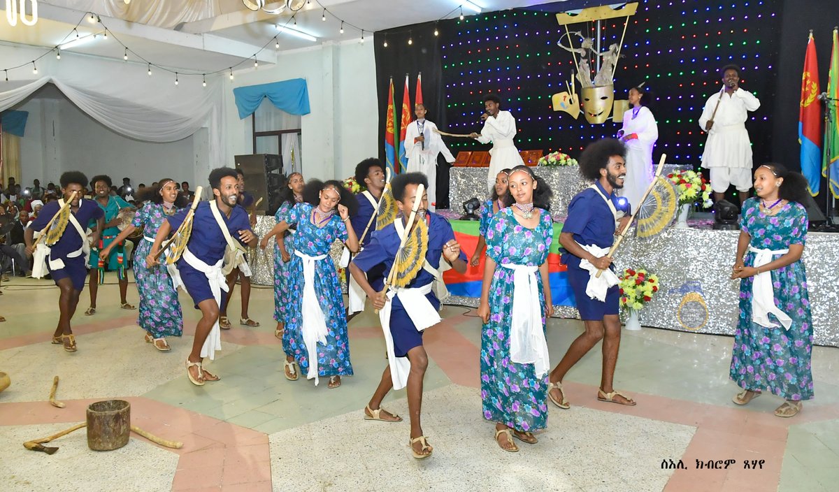 shabait's tweet photo. ሃገራዊ ፈስቲቫል ኤርትራ 2026፡ ብወግዒ ተዛዚሙ።

ኣብ ኣስመራ - ቀጽሪ ኤክስፖ ክ��የድ ዝቐነየ ዓመታዊ ሃገራዊ ፈስቲቫል ኤርትራ 2026፡ ሎሚ 26 ሓምለ ብዝተኻየደ ወግዓዊ መዛዘሚ ስነ-ስርዓት ተዓጽዩ።

ኣብ’ቲ ሚኒስተራትን ኣመሓደርቲ ዞባታትን ዝርከብዎም ላዕለዎት ሰበ-ስልጣን መንግስትን ግንባርን ዝተሳተፍዎ መዕጸዊ ስነ-ስርዓት፡ ���ሚሽነር ባህልን ስፖርትን ኣቦ-መንበር ሃገራዊ ኣወሃሃዲ ሽማግለ በዓላትን ኣምባሳደር ዘመደ ተኽለ ኣብ ዘስመዖ ቃል፡ ፈስቲቫል - እቲ እወታዊ ሸነኹ ከም ኣገዳሲ ተመኩሮ ተወሲዱ፡ ኣብ ስራሕ ዘሎ ንዕቤት ንጥፈቱ ክሓስብ፣ እቲ ንኡስ ዘሎ ኸኣ ካብ’ዚ ተመኩሮ’ዚ ተማሂሩ፡ ደረጃ ምዕባለኡ ከበርኽ እቲ ተኽእሎ ዓቢ ምዃኑ ከምዘረጋግጽ ገሊጹ።

ኣምባሳደር ዘመደ ኣስዒቡ፡ ዝተቐስመ ተመኩሮ ዓቢ መምህር ምዃኑ ከይተዘንግዐ፡ መጻኢ መደባት ዝያዳ ክጽብቕን ውጽኢታዊ ክኸውንን ተወሳኺ ሓሳባትን መደባትን ኣገዳሲ ከምዝዀነ ብምጥቃስ፡ ሃናጺ ርእይቶታት ኣብ እዋኑ ክርከብ ትጽቢት ከምዝግበር ኣነጺሩ።

ንሓፈሻዊ ዕላማን ትሕዝቶን ብዝምልከት ኣብ ዝቐረበ ኣጠቓላሊ ጸብጻብ፡ ኣብ ���ይ ሎሚ ዓመት ፈስቲቫል 24 ምርኢታትን መደባትን ዘጠቓልል ንጥፈታት፡ ብልዑል ጻዕርን ተገዳስነትን ከምእተሰላሰለ፣ ንዝነበረ ብልጫታትን ድኻማትን ዝምልከት ሃናጺ ርእይቶታትን ለበዋታትን ድማ ንዝምልከቶ ኣካል ከምዝቐርብ ኣረዲኡ።

ኣብ መወዳእታ፡ ኣብ’ቲ ብስነ-ጥበባዊ መሰናድኦ ዝማዕረገ ስነ-ስርዓት፡ ናይ ተሳታፍነትን ምስጋናን ምስክር ተዓዲሉ።

ነዚ ካብ 18 ሓምለ ጀሚሩ ንትሽዓተ መዓልታት ዝቐጸለ ሃገራዊ ፈስቲቫል፡ ኣስታት ፍርቂ ሚልዮን ነጋድያን ከምእተዓዘብዎ፡ ጸብጻብ ሃገራዊ ኣወሃሃዲ ሽማግለ በዓላት ሓቢሩ።

ኣብ’ዚ ብተሳትፎ ዞባታት፡ ሚኒስትሪታትን ካልኦት ኣካላት መንግስትን፡ ከምኡ’ውን ሃገራውያን ማሕበራት��� ናይ ግሊ ትካላትን ደሚቑ ዝቐነየ ሃገራዊ ምትእኽኻብ፡ ያታውን ዘመናውን ምርኢት ሙዚቃ፡ መነባብሮን ድኰና ኣባይትን ብሄራትና፡ ሕርሻውን ባሕራውን ጸጋታት ኤርትራ፡ ሰሚናራትን ሞያዊ ኣስተምህሮታትን፡ ባዛር፡ ስእላውን ንዋታውን ምርኢት፡ ስ��-ጥበባዊ መደባት፡ ምርኢት ምህዞን ሰንዓን፡ ምርኢትን መሸጣን መጽሓፍቲ፡ ከምኡ’ውን ደምበ ህጻናትን ካልእን ቀሪቡ። #Eritrea