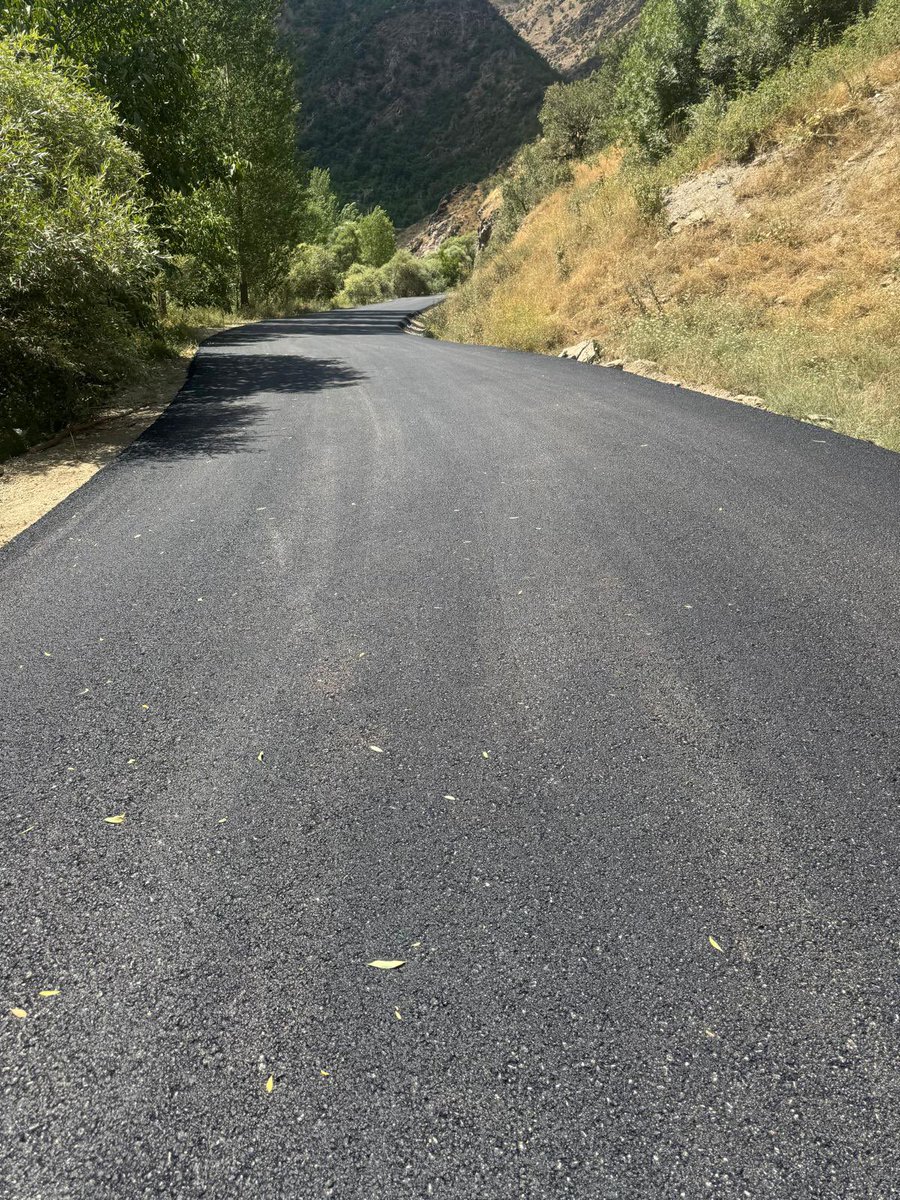 bitlisioi's tweet photo. 📍 Köy yollarımızı daha güvenli, konforlu ve uzun ömürlü hale getirmek amacıyla Bitlis İl Özel İdaresi olarak Bitümlü Sıcak Karışım (BSK) yol yapım çalışmalarımız aralıksız devam ediyor.

Modern ekipmanlarımız ve deneyimli personelimizle yürüttüğümüz çalışmalar kapsamında, kırsal ulaşım altyapımızı güçlendiriyor, vatandaşlarımızın daha güvenli ve kaliteli yollarda seyahat etmesini sağlıyoruz.

Her kilometresi emek, her metrekaresi hizmet anlayışıyla yürüttüğümüz BSK çalışmalarıyla, ilimizin ulaşım ağını geleceğe taşıyor; köylerimizi daha sağlam ve modern yollarla buluşturmaya devam ediyoruz.

Bitlis İl Özel İdaresi olarak, ilimizin her noktasına hizmet ulaştırmak için durmadan, yorulmadan çalışıyoruz. 🇹🇷
@BitlisValiligi 
@ahmetkarakaya37 
@T_Bedirhanoglu 
@adem_aydogdu13 
@medetilbars