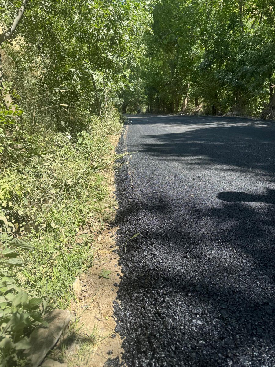 bitlisioi's tweet photo. 📍 Köy yollarımızı daha güvenli, konforlu ve uzun ömürlü hale getirmek amacıyla Bitlis İl Özel İdaresi olarak Bitümlü Sıcak Karışım (BSK) yol yapım çalışmalarımız aralıksız devam ediyor.

Modern ekipmanlarımız ve deneyimli personelimizle yürüttüğümüz çalışmalar kapsamında, kırsal ulaşım altyapımızı güçlendiriyor, vatandaşlarımızın daha güvenli ve kaliteli yollarda seyahat etmesini sağlıyoruz.

Her kilometresi emek, her metrekaresi hizmet anlayışıyla yürüttüğümüz BSK çalışmalarıyla, ilimizin ulaşım ağını geleceğe taşıyor; köylerimizi daha sağlam ve modern yollarla buluşturmaya devam ediyoruz.

Bitlis İl Özel İdaresi olarak, ilimizin her noktasına hizmet ulaştırmak için durmadan, yorulmadan çalışıyoruz. 🇹🇷
@BitlisValiligi 
@ahmetkarakaya37 
@T_Bedirhanoglu 
@adem_aydogdu13 
@medetilbars