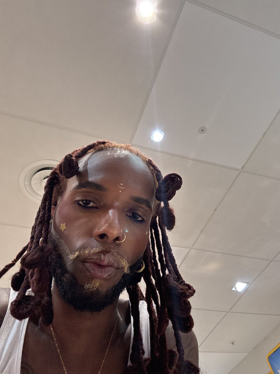 blvckroyaltea's tweet photo. Me 🤝🏾 my hair  #LGBTQIAEndOfJuly https://t.co/jCWX0dyrAT