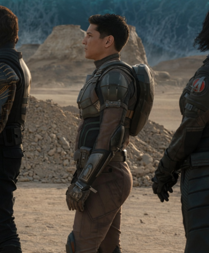 SiteJamesons's tweet photo. MEU DEUS!!!! Perguntaram para o Danny Ramirez, na SDCC, como foi viralizar no trailer de Vingadores Dr. Destino por ter um bundão delicioso.

A resposta dele:

"Olha, um salve para o meu treinador, Nick Shimonek [risos] Ah, agachamentos divididos, hum… levantamento terra romeno [RDLs]. Você tem que se dedicar! Mas isso foi hilário. Eu recebi isso logo no início, e depois vi no Twitter. E foi surreal [risos]."