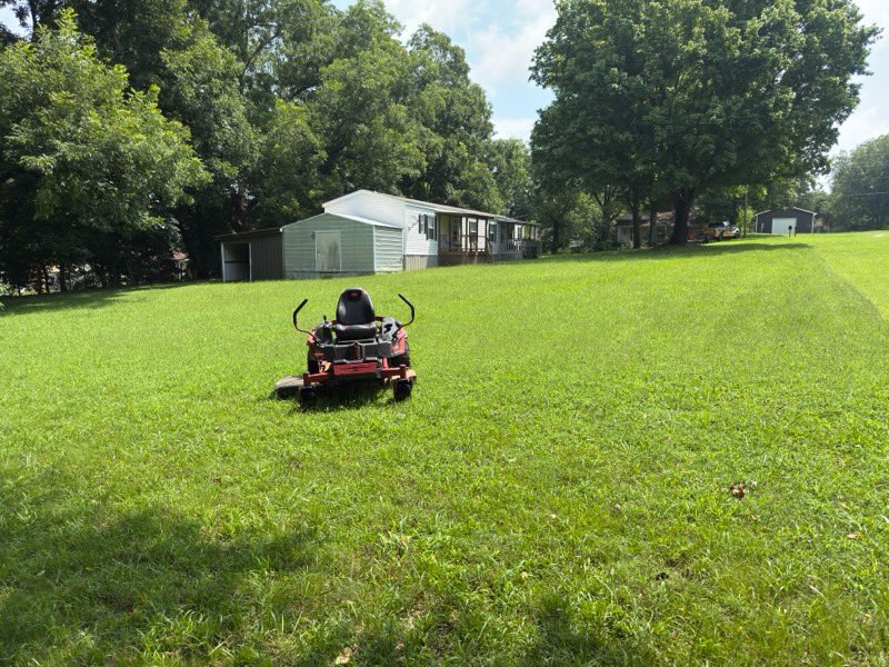 iamrodneysmith's tweet photo. This morning I had the pleasure of mowing Ms. Holders lawn while she was at church . When she returns , she will return to a freshly mowed lawn . Making a difference , one lawn at a time https://t.co/i9YiCh6fPm