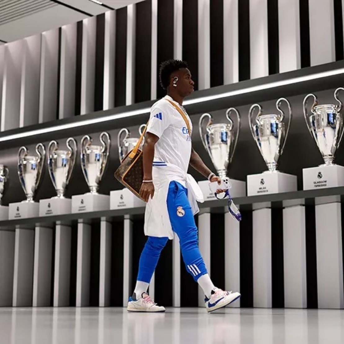 TouchlineX's tweet photo. 🚨 𝗕𝗥𝗘𝗔𝗞𝗜𝗡𝗚: Arsenal believe Vinicius Junior is the player they need to win the Champions League.

— @TeleFootball https://t.co/lRyZ0HKqBT