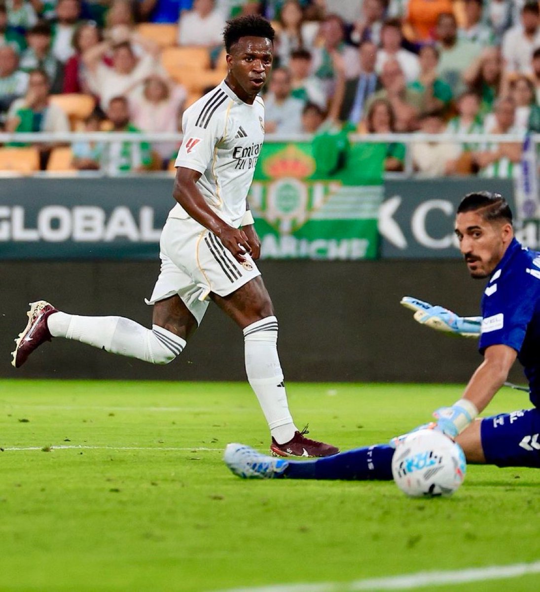 MadridUniversal's tweet photo. 🚨 JUST IN: Arsenal are ready to offer Vinicius Junior the highest salary they have ever given to a player.

The figure is more than €470,000 per week. Money will not be a problem. 

— @TeleFootball https://t.co/QXmerU3ofP