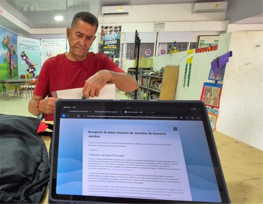 Supernotariado's tweet photo. #EnElTerritorio | ¡Seguimos recorriendo el país! 🇨🇴🙋🏽‍♂️

Esta semana llegamos al departamento de Bolívar con nuestras jornadas de asesoría jurídica gratuita. Atendimos y resolvimos las inquietudes de los habitantes de Santa Catalina, Clemencia y Soplaviento, acercando nuestros servicios a más colombianos y colombianas.