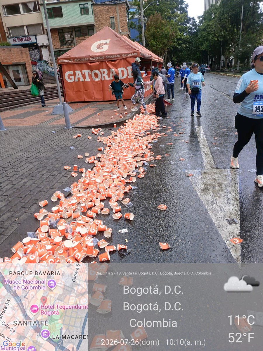 Promoambiental_'s tweet photo. Los verdaderos héroes de la Media Maratón de Bogotá también llevan uniforme. 💚

Mientras miles de corredores recorren las calles, nuestros guardianes del medio ambiente trabajan incansablemente para devolverle a la ciudad espacios limpios y libres de residuos. Su compromiso, esfuerzo y dedicación hacen posible que este gran evento deje una huella en los corazones, no en el entorno.

¡Gracias a nuestro equipo por cuidar de Bogotá y demostrar que cada acción cuenta para construir una ciudad ambientalmente amigable! 🌎

#MediaMaratónDeBogotá