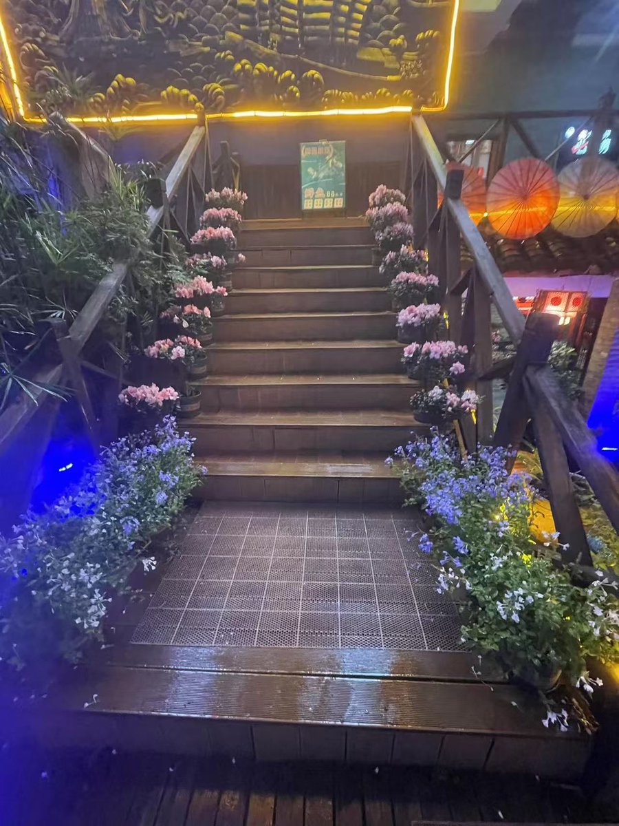 BuckWanamacr's tweet photo. 昨晚忘带钥匙，隔壁张姐喊我在她家凑合一晚，还给留了热乎的粥！远亲真不如近邻，这暖乎乎的邻里情太戳人～， https://t.co/Sv8LHzyLl1