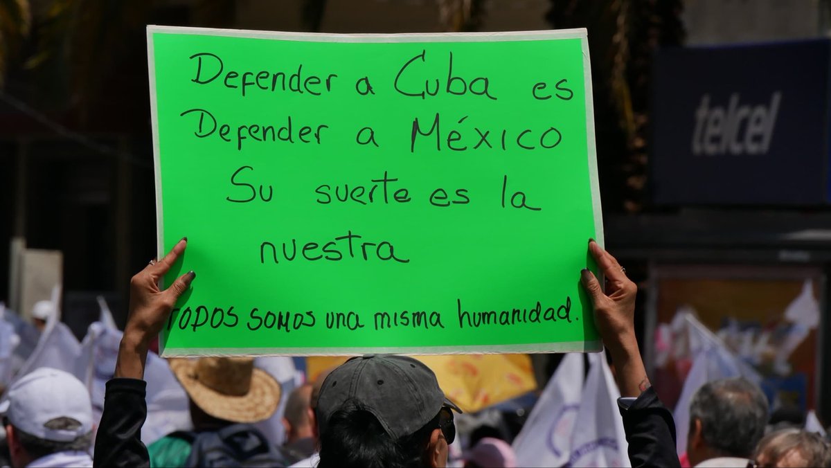 EmbaCuMex's tweet photo. 🇲🇽 La emblemática avenida Reforma se desborda de dignidad y solidaridad. Miles de mexican@s y cuban@s marchan por Cuba en una movilización que parece no tener fin. 

Entre banderas, carteles y una sola voz, resuena un mensaje contundente: ¡No a la agresión contra Cuba! ¡Viva Cuba!

#CubaNoEstáSola