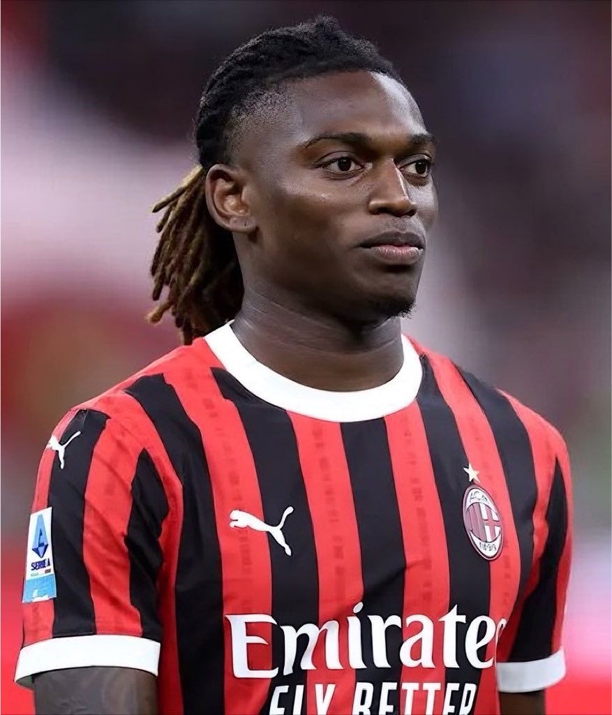 centregoals's tweet photo. 🚨🚨| JUST IN: Galatasaray offer a 𝐋𝐎𝐀𝐍 𝐃𝐄𝐀𝐋 for Rafael Leão, AC Milan pushing for a permanent sale. 👀🇵🇹

Galatasaray want a loan with option to buy; Milan are insisting on a full transfer.

[@DiMarzio] https://t.co/N0ANarWteB