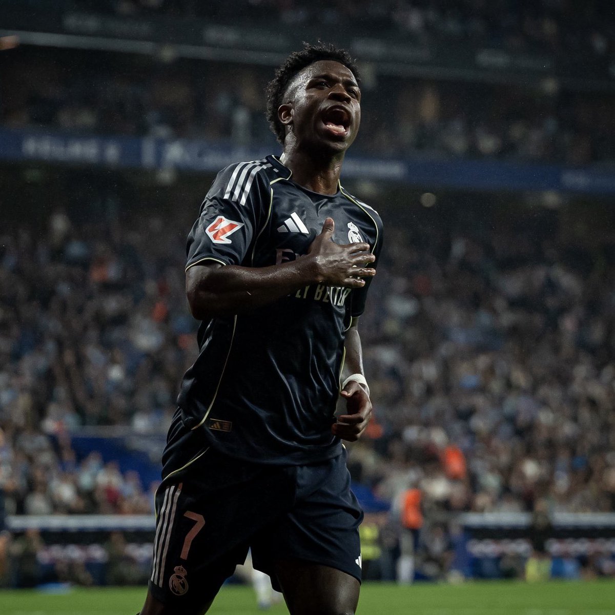 ActuFoot_'s tweet photo. 🚨🚨 ARSENAL EST PRÊT A FAIRE DE VINICIUS 🇧🇷 LE JOUEUR LE MIEUX PAYÉ DE L’HISTOIRE DU CLUB !!!! ❤️🤍

Au Real Madrid, il perçoit actuellement un salaire d’environ 470.000€ par semaine. 🤑

Les Gunners pensent que Vini est le joueur dont ils ont besoin pour GAGNER LA LIGUE DES CHAMPIONS. ⭐️

🗞️ @TeleFootball