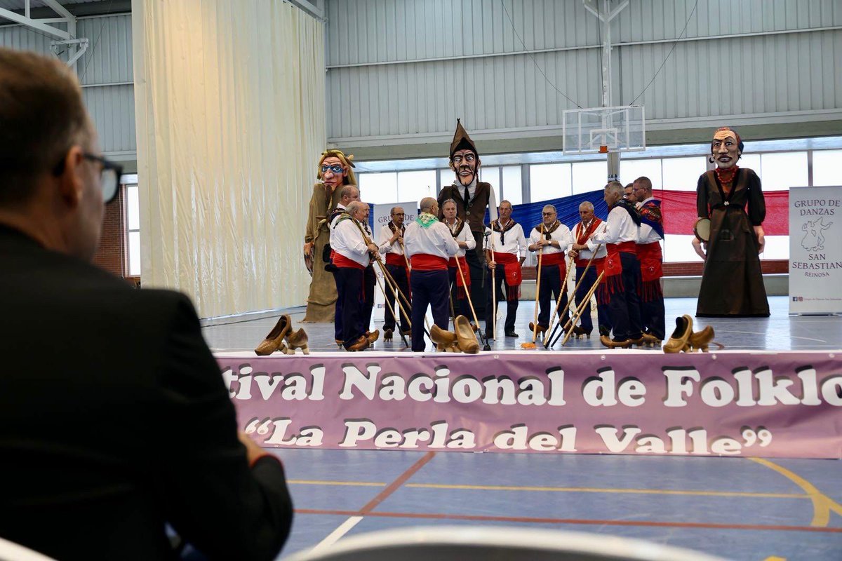 SergioBalbontin's tweet photo. 🥁💃 Seguimos celebrando con ganas nuestras tradiciones. Enhorabuena al Grupo de Danzas San Sebastián y a todas las agrupaciones participantes por una magnífica Perla del Valle. Muy emotivo también el homenaje a Miguel, por tantos años de música y entrega. 🎶
#Reinosa #Folclore https://t.co/v274EqJZZr