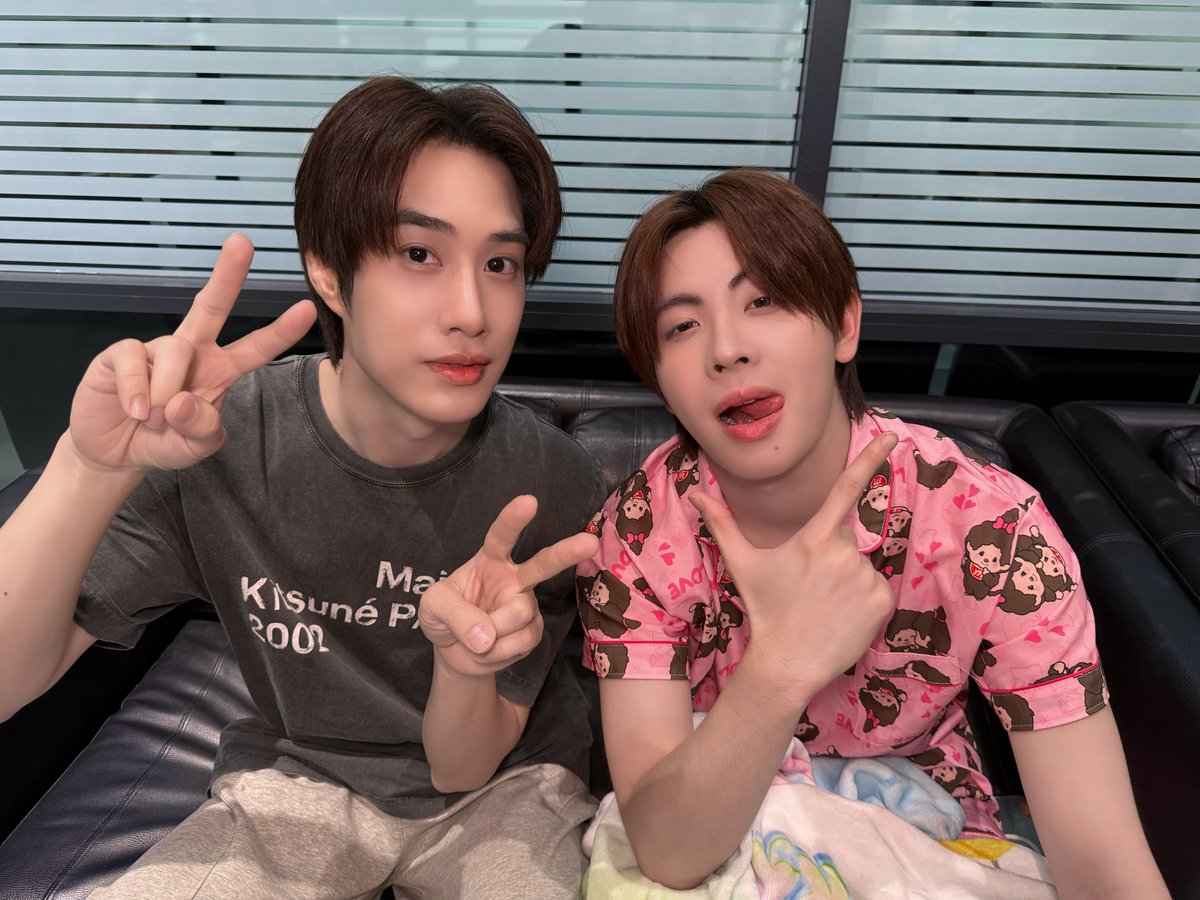 KhemjiraSeries's tweet photo. ลา ~ เด้อหมู่เอยย ~ ลาาา ~ แล้วหมู่เอย 🙏🏻✨

มื้อนิ้พี่ลูกแอดขอพาพ่อครู น้องเขม พี่ชาญ และน้องเจตมาลาและส่งทุกคนเข้านอน 🤗💤

หวังว่าคืนนี้ทุกคนจะหลับ… ไม่ฝันร้ายกันนะจ๊ะ 🥰

#เขมจิราตอนพิเศษถ่ายละเด้อ https://t.co/LLGTDUc8Er