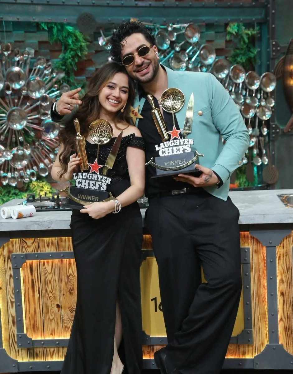 moonlitdianaa's tweet photo. congratulations aly and jannat, you guys were so deserving fr that title fr aly i always seen a good chef in him finally bro the trophy is yours duhh !! 🏆♥️✨

[ #JannatZubair #AlyGoni #Lc3 #LaughterChefs #LaughterChefs3 ] https://t.co/oB1L2KsM6R
