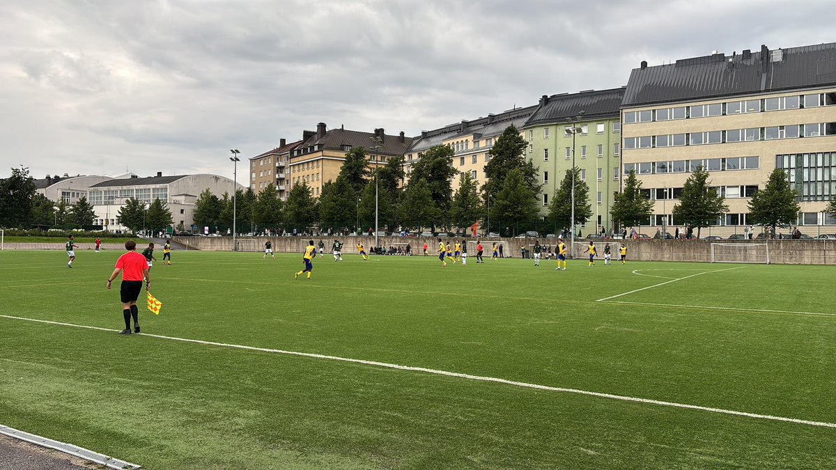 JanneUlmala's tweet photo. En ehtinyt jäädä katsomaan, mutta viikon kestävä Helsinki African cup käynnistyi tänään Töölössä. Täytyy mennä joku toinen päivä. Matsit nyt arkena aina klo 17 ja 19. Lisätietoja turnauksen sivuilta: https://t.co/kQ8PkZUzPm #AfricanCup #Bollis https://t.co/Ior0Vwj7gk
