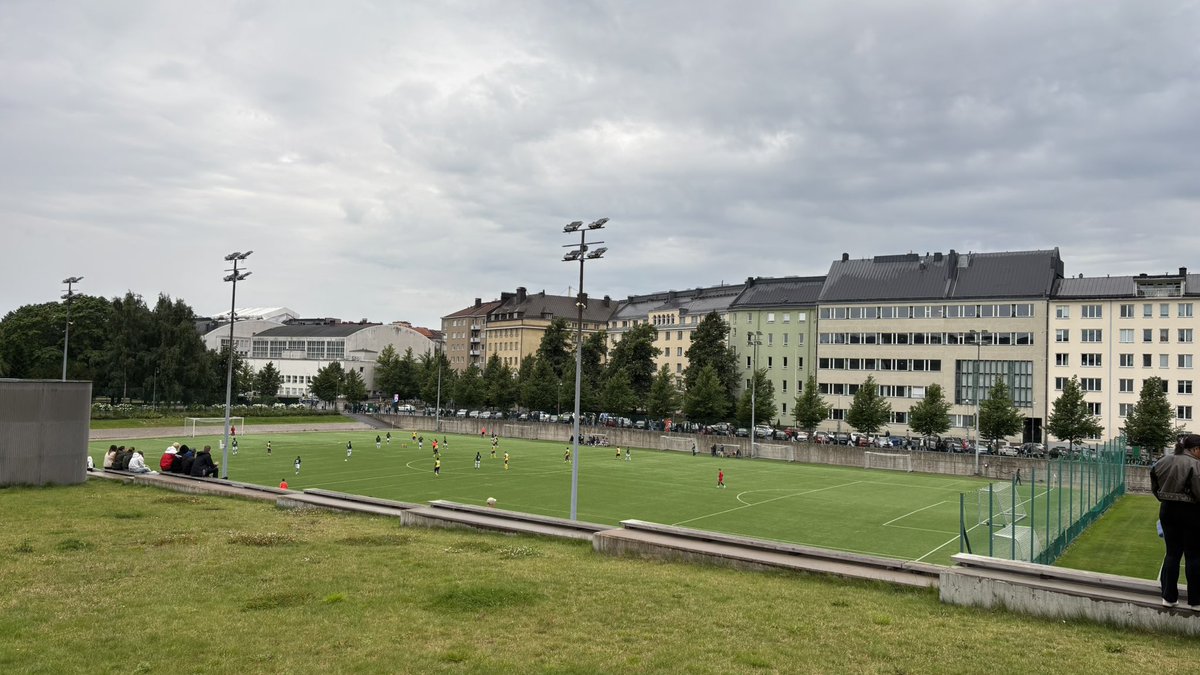JanneUlmala's tweet photo. En ehtinyt jäädä katsomaan, mutta viikon kestävä Helsinki African cup käynnistyi tänään Töölössä. Täytyy mennä joku toinen päivä. Matsit nyt arkena aina klo 17 ja 19. Lisätietoja turnauksen sivuilta: https://t.co/kQ8PkZUzPm #AfricanCup #Bollis https://t.co/Ior0Vwj7gk