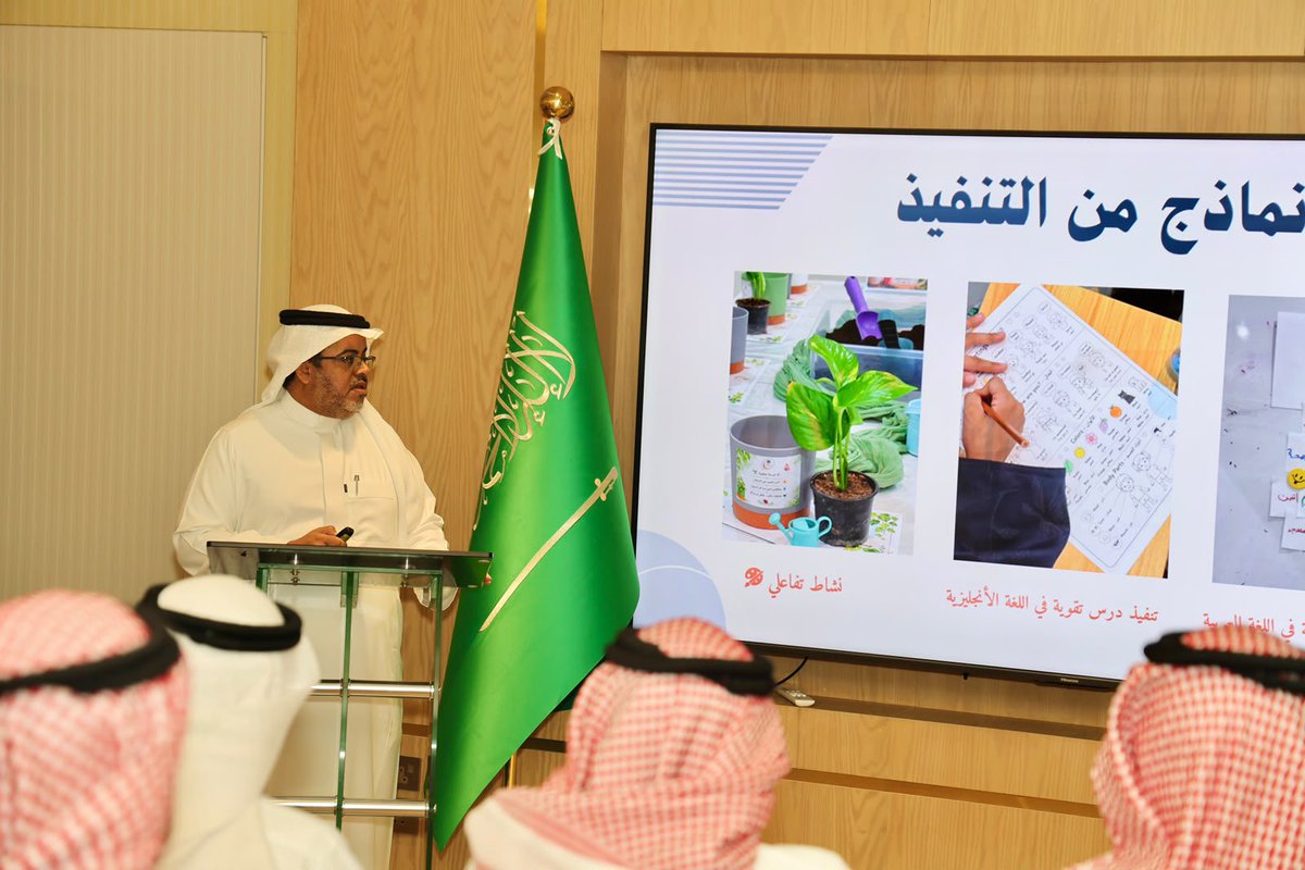 ahsaber_org's tweet photo. بحضور سعادة الأمين العام لجمعية البر بالأحساء، الأستاذ حمد بن محمد العيسى، أُقيم «لقاء عرض التجارب الناجحة»، بمشاركة 22 ممثلًا عن الإدارة والمراكز، وضيوف من عدد من الجمعيات.
شهد اللقاء استعراض ست تجارب نوعية:

• مركز المزروعية: نظام إدارة طلبات الإسكان التنموي.
• مركز المبرز: «طموح لا يعرف المستحيل».
• مركز الصالحية: آلية تنفيذ اشتراطات المتبرعين في مشروع الأضاحي.
• مركز الفيصلية: برنامج دعم التعلّم.
• مركز النجاح: استثمار طاقات طلاب الجامعات المتدربين.
• مركز حي الملك فهد: التحول الرقمي في البحث الميداني والاستغناء عن النماذج الورقية.

وفي ختام اللقاء، أشاد الأمين العام بجهود المراكز المشاركة، مؤكدًا أهمية نقل التجارب المتميزة وتعميمها؛ بما يسهم في تطوير منظومة العمل والارتقاء بالخدمات المقدمة.