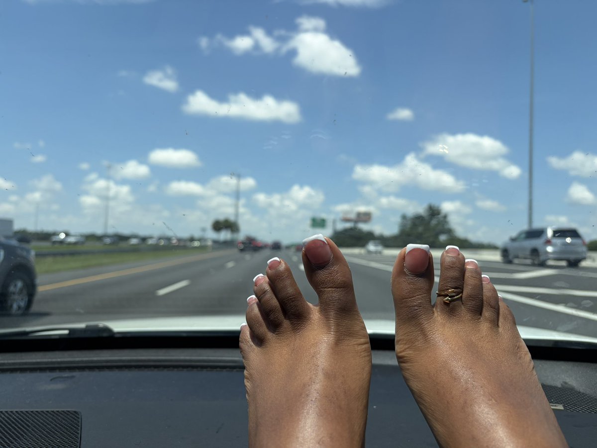 sendtocheri's tweet photo. say Goodmornong to my toes 💕 https://t.co/2Sd6dlY7eM