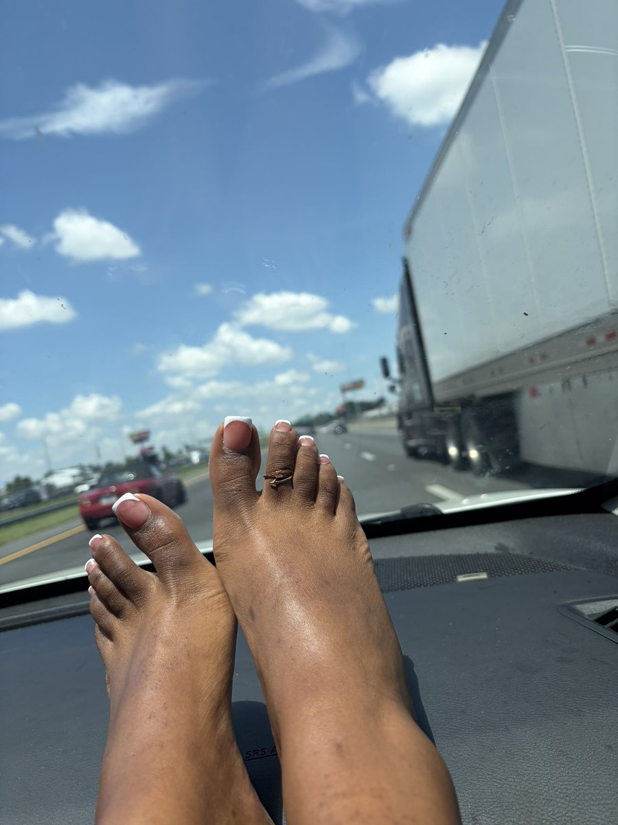 sendtocheri's tweet photo. say Goodmornong to my toes 💕 https://t.co/2Sd6dlY7eM