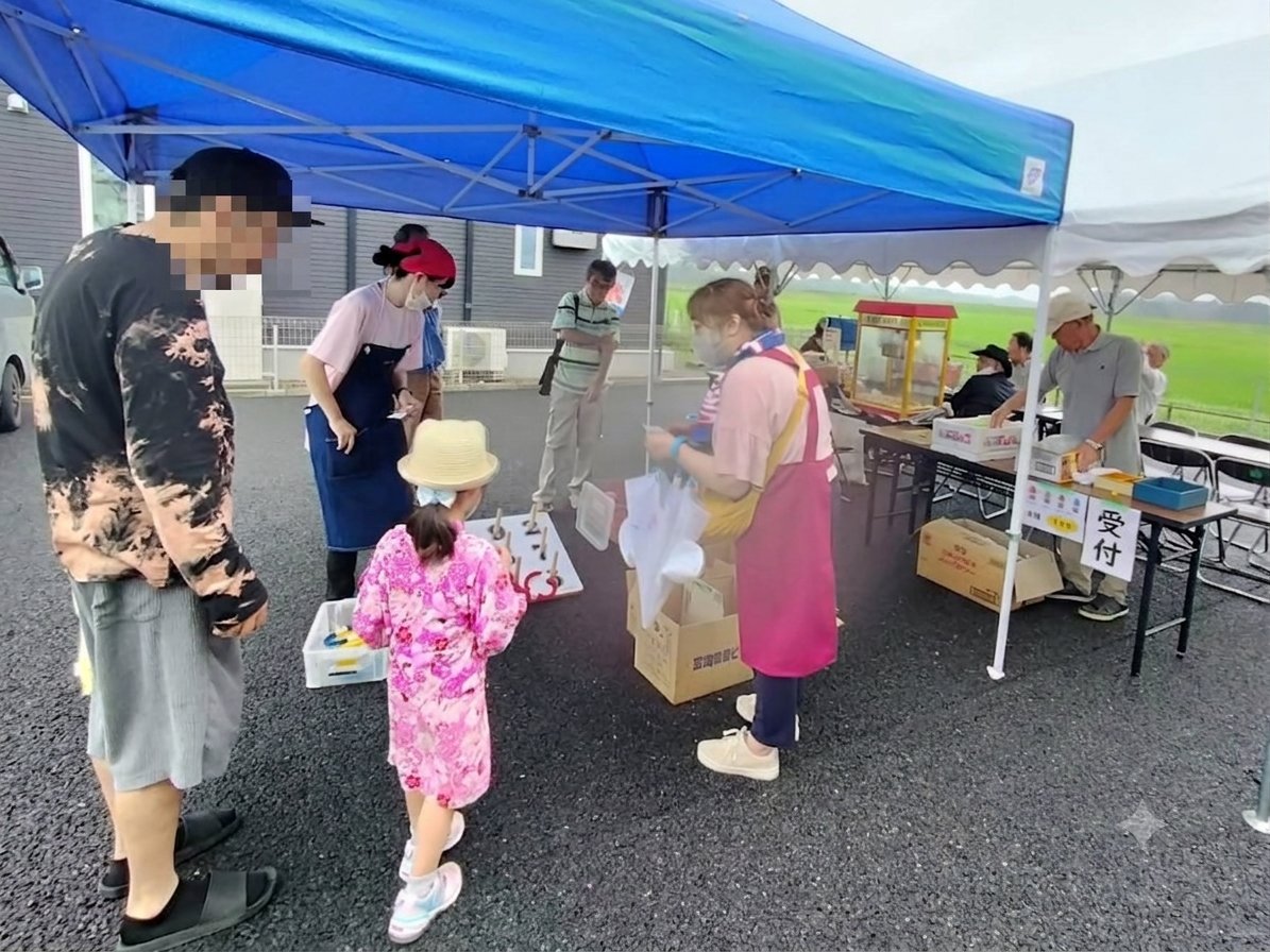 mitsumasa_doi's tweet photo. 今日は「牛網えがおの食堂」にお邪魔してきました！設立3周年記念ということで、豪華でとっても美味しいランチを堪能😋
子供広場の縁日も大賑わいで、多世代が笑顔で交流する素晴らしい場でした✨
100食を提供してくださった12名のスタッフの皆さん、本当にお疲れ様でした！👏

#牛網えがおの食堂 https://t.co/ahJAAPYHly