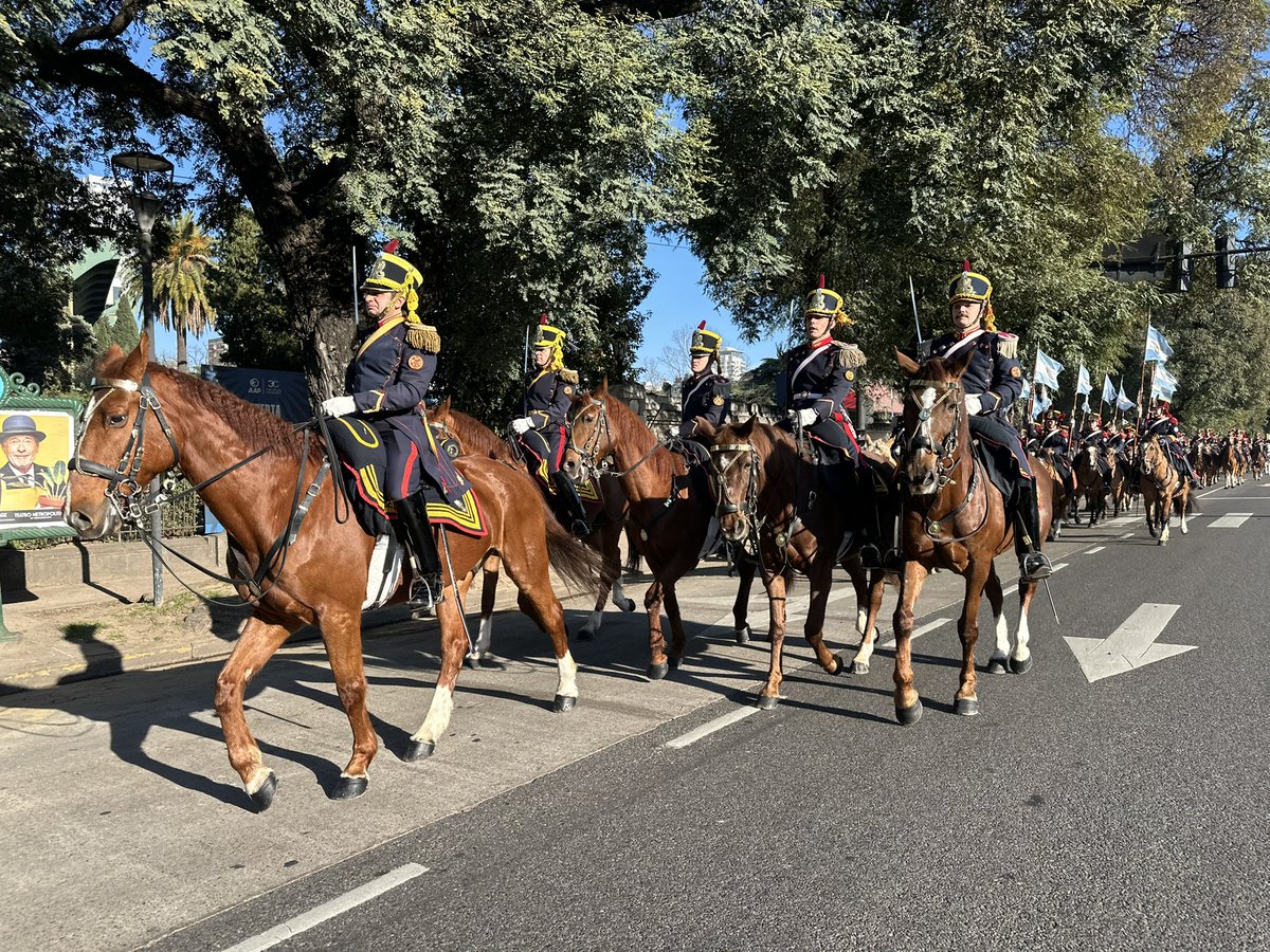 Granaderosarg's tweet photo. El Regimiento ya salió rumbo a la rural de Palermo 🐴🇦🇷

 #Granaderos  #SomosPatria #HerederosDelLibertador #UnRegimientoConHistoria #SomosHistoriaViva https://t.co/Wz8A8jFSfu