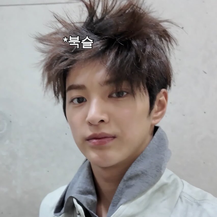doubleuindchat's tweet photo. hair at home                              hair at school https://t.co/IvTKsOaYtp