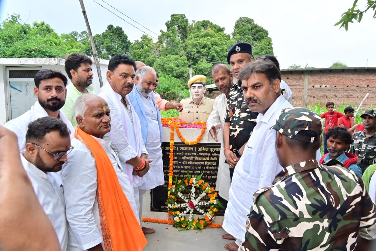 22bnssb's tweet photo. 22Bn #SSB द्वारा शहीद आरक्षी अमित कुमार तिवारी के शहादत दिवस पर उनके पैतृक ग्राम किशुनीपुर(बलिया)में श्रद्धांजलि अर्पित कर परिजनों को स्मृति-चिन्ह भेंट किया गया
इस अवसर पर परिवहन मंत्री श्री दयाशंकर सिंह ने गांव से लखनऊ व कानपुर हेतु शीघ्र सरकारी बस सेवा प्रारंभ करने की घोषणा की। https://t.co/ca2N8AhZjS