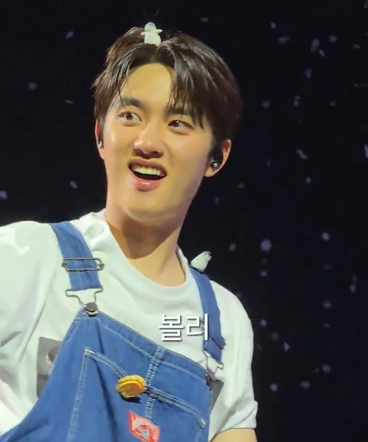 DODBBONG's tweet photo. 도경수 어깨에도
펭귄 앉아잇는거 이제봄 졸귀🐧 https://t.co/63NETFmNZj
