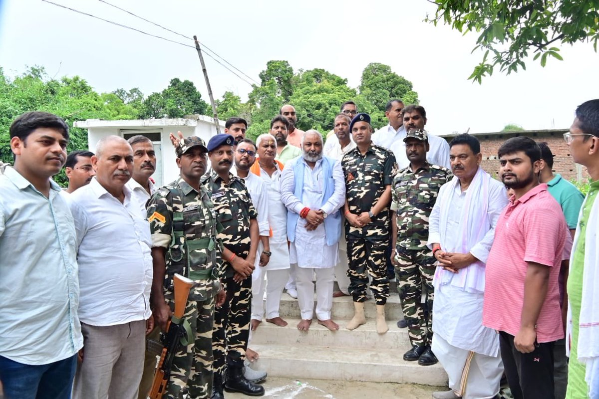 22bnssb's tweet photo. 22Bn #SSB द्वारा शहीद आरक्षी अमित कुमार तिवारी के शहादत दिवस पर उनके पैतृक ग्राम किशुनीपुर(बलिया)में श्रद्धांजलि अर्पित कर परिजनों को स्मृति-चिन्ह भेंट किया गया
इस अवसर पर परिवहन मंत्री श्री दयाशंकर सिंह ने गांव से लखनऊ व कानपुर हेतु शीघ्र सरकारी बस सेवा प्रारंभ करने की घोषणा की। https://t.co/ca2N8AhZjS
