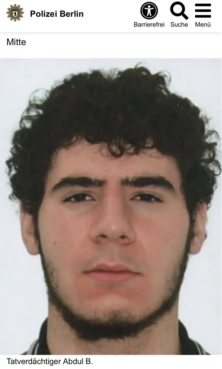 BeaBovary's tweet photo. Was viele noch nicht verstanden haben: Abdul Ballout ist rechtlich genauso Deutscher wie Stefan Müller – und darf deshalb niemals abgeschoben werden.

Der mutmassliche CSD-Attentäter wurde 2005 in Berlin als Kind libanesischer Eltern geboren. Waren die Eltern damals rechtmäßig in Deutschland (acht Jahre Aufenthalt, von der Ampel später verkürzt auf 5), erhielt er mit dem ersten Atemzug die deutsche Staatsangehörigkeit.

Kein naturgegebener Umstand, sondern „progressive“ Politik: 1999 beschloss die rot-grüne Bundesregierung unter Innenminister Otto Schily (SPD) die grosse Reform des Staatsangehörigkeitsrechts, die am 1. Januar 2000 in Kraft trat. 

Das traditionelle Abstammungsprinzip (ius sanguinis) wurde um das Geburtsortprinzip (ius soli) ergänzt. Alle Kinder ausländischer Eltern, die nach 2000 hiergeboren werden, bekommen damit automatisch den deutschen Pass, solange die Eltern „rechtmässig“ hier sind – mit allen Rechten, inklusive dem absoluten Schutz vor Abschiebung. 

Denn deutsche Staatsangehörige dürfen laut Grundgesetz nicht ausgewiesen werden. Und selbst ohne diese Reform hätte Abdul B. wohl kaum jemals Deutschland verlassen müssen, egal wie „polizeibekannt“ er ist und wie viele Terrortaten er plant.

Denn Libanon galt niemals als sicherer Herkunftsstaat. Das Konzept, das 1993 Teil des Asylkompromisses war, wirkt heute wie aus dem Irrenhaus. Das gerade jene aus diesen Staaten, Deutschland unsicherer machen, interessiert nicht.

Aus potenziell Ausreisepflichtigen sind also rechtlich unangreifbare Deutsche geworden. Heute kommt die Turboeinbürgerung dazu. Wer das kritisiert und dafür zwischen Deutschen und Passdeutschen (Achtung, ethnischer Volksbegriff!) unterscheidet, riskiert, in den Berichten des Verfassungsschutzes zu landen. 

Die Sicherheit der Bürger bleibt auf der Strecke.