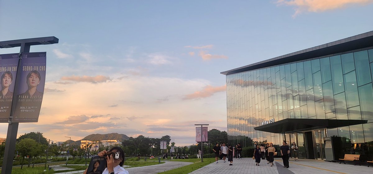 simplelife02's tweet photo. 개인적으론 3월 통영때보다 훨 몰입감이 좋았던 공연! 1부 슈만때부터 끝나가는 게 아쉽기 시작했달까. 작은 공연장이기도 하고 자리도 좋았고 연주가 직관적으로 귀에 내리꽂히는 날것의 느낌이라 뭔가 더 새롭게 느껴지기도 했다. https://t.co/LQBGtgjOPo