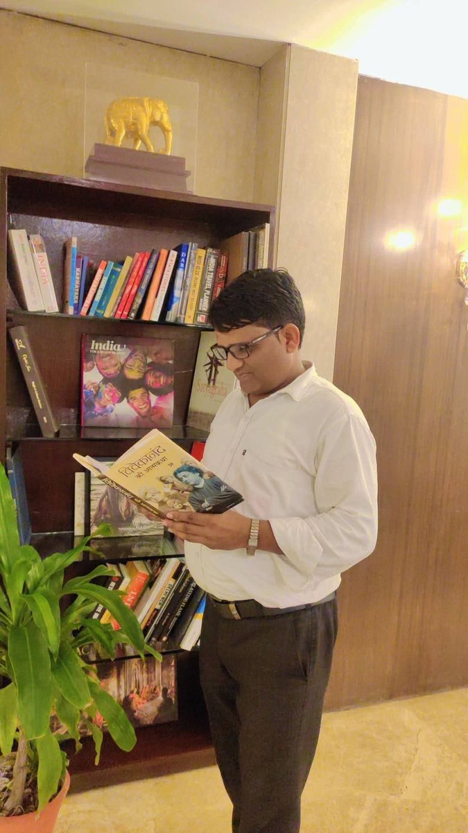 Sureshm70187610's tweet photo. कुछ इस अदा से निभाना है किरदार मेरा मुझको! 

जिन्हें मोहब्बत नहीं मुझसे वो नफरत भी ना कर सकें!! 💞🌹🥀
~ Suresh Meena ❤️ https://t.co/Eev9UxUn1E