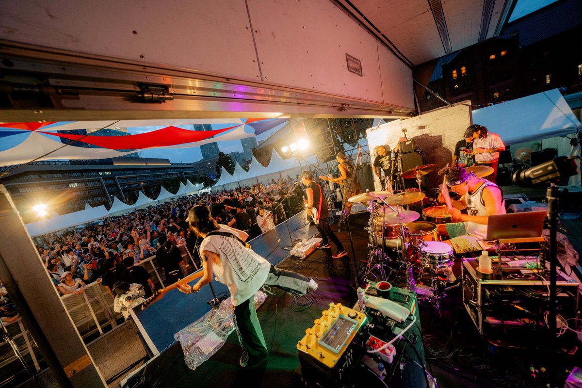 murofes's tweet photo. 【 #ムロフェス2026レポ 】

どうせ汗かくんだ、濡れてもいいだろと煽ったのはTOTALFAT。"Highway Part2"では巨大なサークルが発生し、フロア全体を巻き込む。"Place to try"ではベースの音が出なくなるハプニングもあったが、シンガロングから始まりトラブルを感じさせない盛り上がりを見せた。終始踊りまみれて、雨を忘れるほどの熱気と笑顔であふれたライブだった。

pic @shespool
#murofes