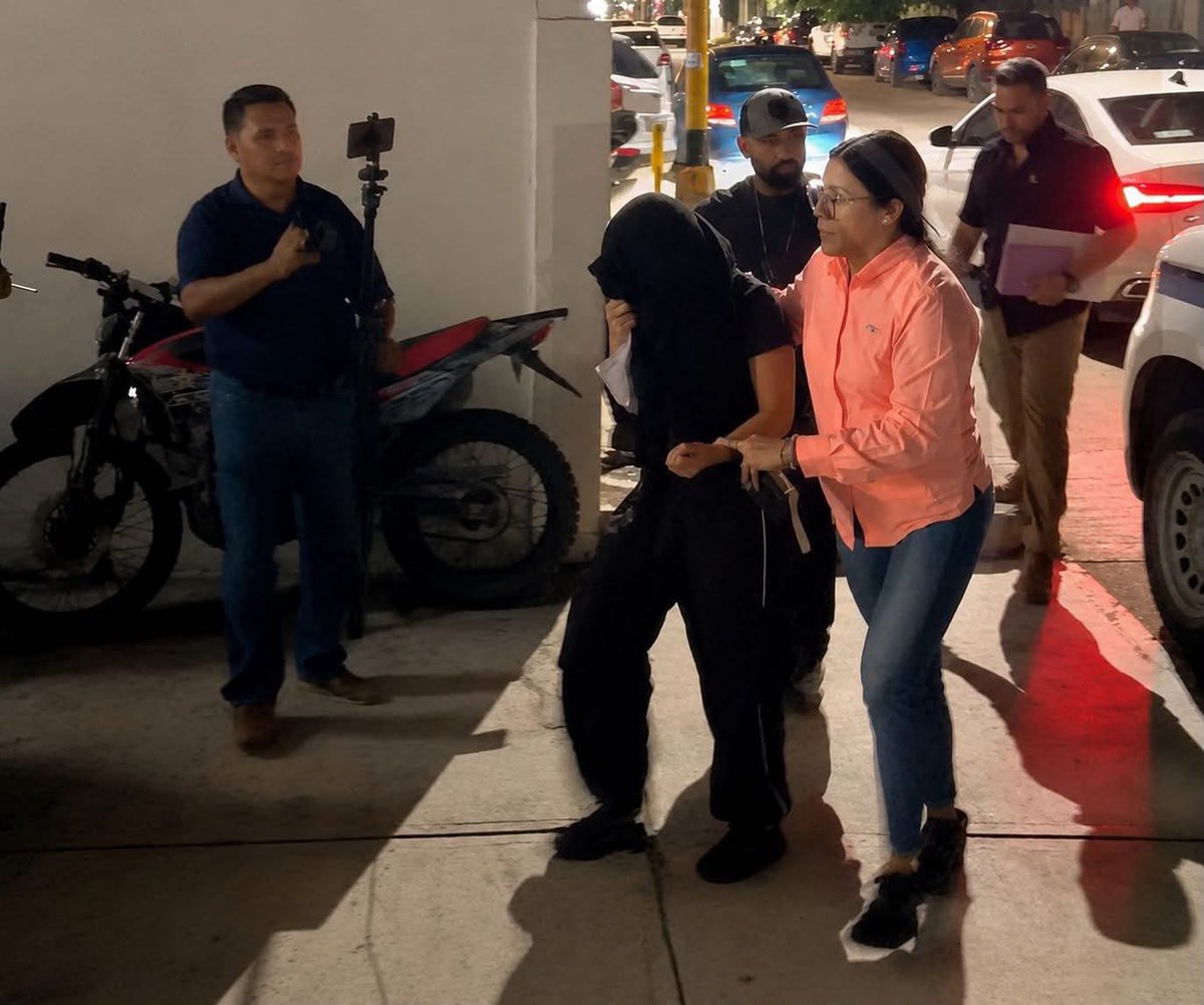 alfredoalvarez1's tweet photo. 🚨 CASO DAFNE: Ya van tres detenidos. Uno de ellos es al director de la escuela Doenitz donde sospechan que murió torturada.

Jorge Luis "N", director de la academia militarizada donde murió la adolescente de 13 años, fue arrestado por la Fiscalía de Tamaulipas. Ya van 3 personas capturadas por el caso que ha indignado al país.

La detención del director ocurrió apenas una semana después de la muerte de Dafne durante un campamento de verano en las instalaciones del plantel en Ciudad Madero, Tamaulipas.

TAMBIÉN CAYÓ "ESTRELLITA":

Gioconda Beauvoir "N", conocida como "Estrellita" Mora, fue arrestada como tercera implicada. Ambas detenciones son resultado de las investigaciones de la Fiscalía Especializada en Feminicidio.

La tercera detenida es la joven que acudió a declarar por sí misma, pero terminó arrestada por mentir.

LO CONCRETO:

✅ Director de la Doenitz detenido
✅ "Estrellita" Mora también arrestada
✅ Ya son 3 personas capturadas en total
✅ El caso se investiga bajo protocolo de feminicidio
✅ Caravanas y marchas en Tampico y Madero exigen justicia

El feminicidio de Dafne ocurrió el 13 de julio en una institución que supuestamente debía protegerla. La sociedad exige justicia completa, transparencia total y castigo para todos los responsables.