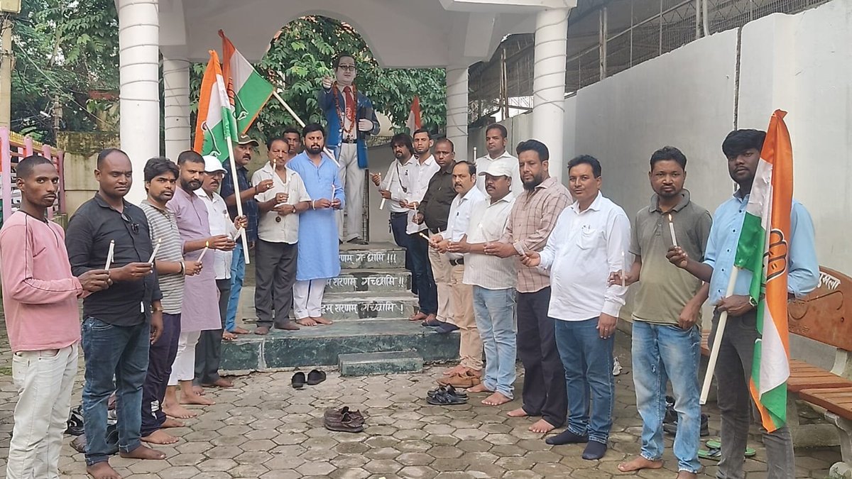 Azadansari78's tweet photo. NEET पेपर लीक में जान गंवाने वाले छात्रों के लिए भीमराव अंबेडकर प्रतिमा के समीप कैंडल जलाकर श्रद्धांजलि अर्पित किया l
@IYC @IYCJharkhand @INCJharkhand_ https://t.co/nvzVXbVQw1