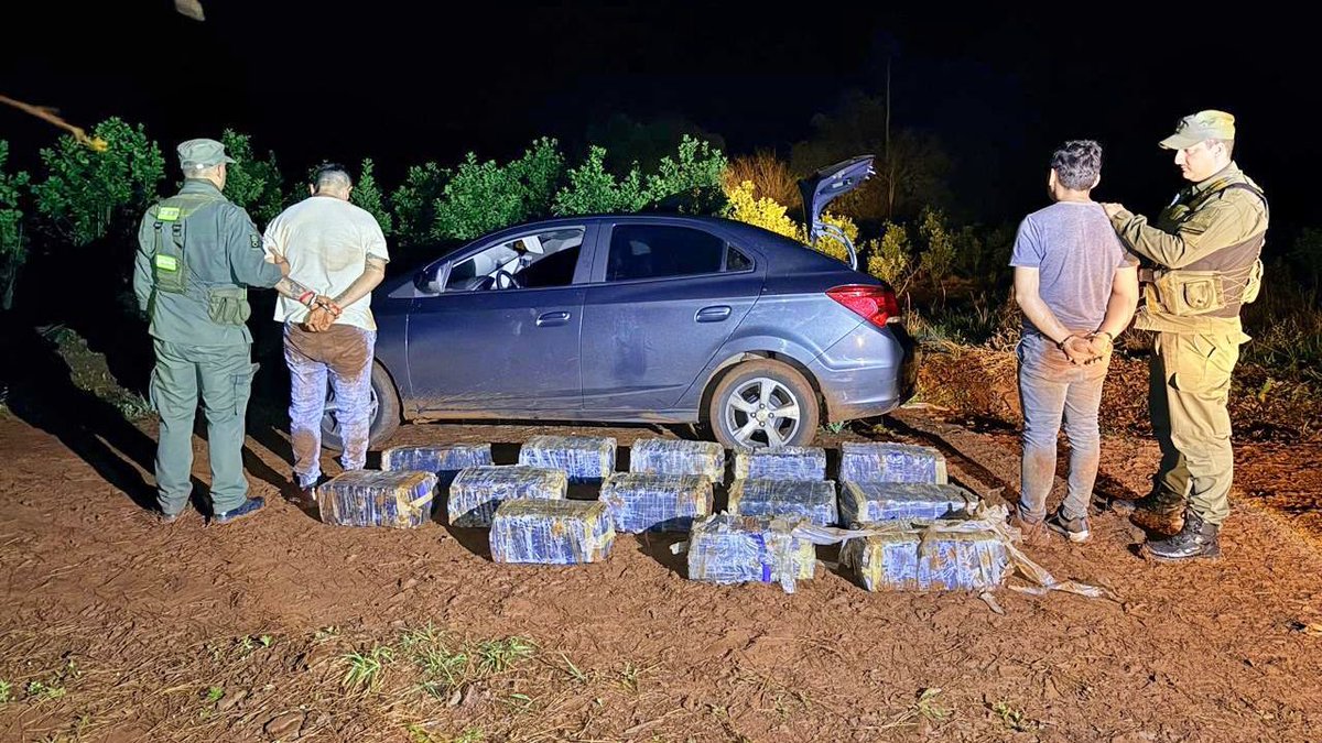AleMonteoliva's tweet photo. DOS NARCOS Y AUTO CON 231 KILOS DE DROGA

GNA, impecable e implacable, frustró el traslado de un cargamento millonario de droga en Misiones. Con un operativo cerrojo y un seguimiento controlado, no les dejó salida a los narcos. 

Las hacen, las pagan. https://t.co/O6LZNvNm4H
