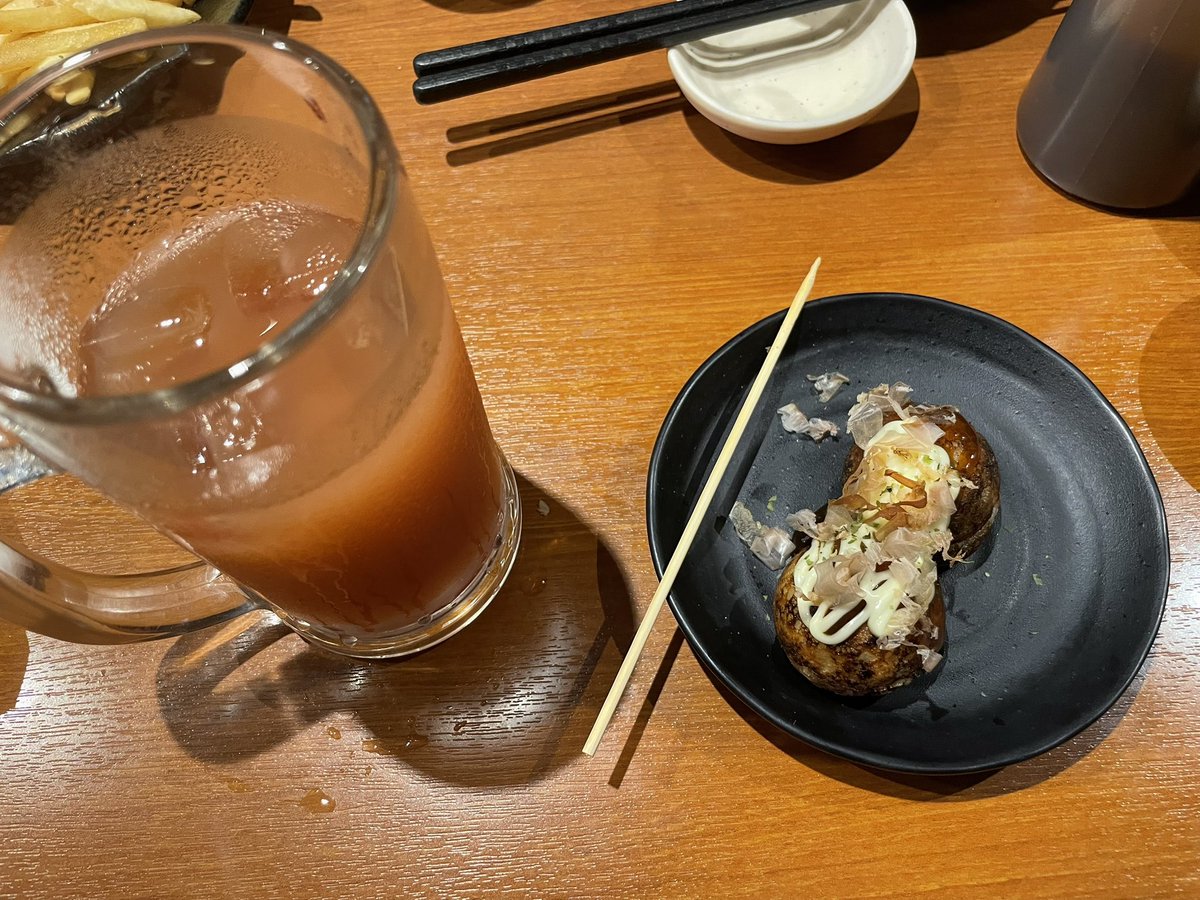 haka0099's tweet photo. 無事帰宅しました！！
去年にも旅行の予定があったのですが前日に体調を崩してしまって行けなくなったのですが、今年は行けて良かったです
人生２回目の大阪で色んなところに行ったり、色んな物を食べたりして楽しかったです！
そしてついに皆さんと一緒にお酒が飲めました！ https://t.co/edZun466Jn