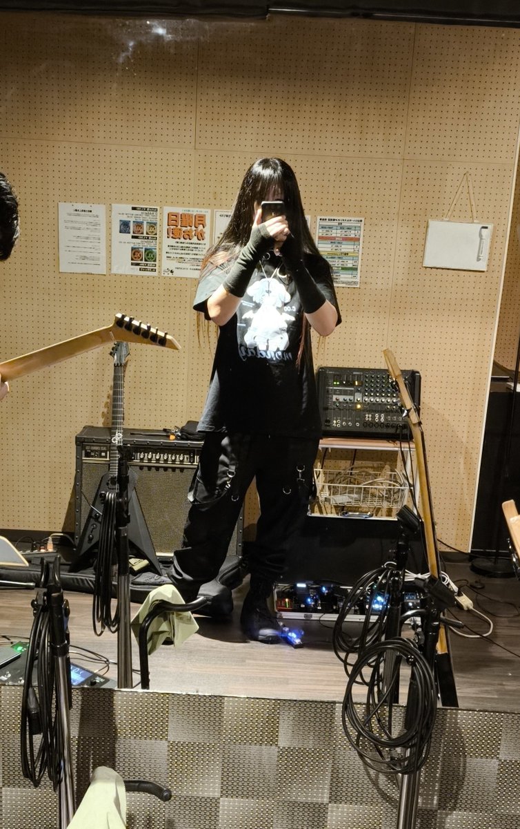 Lusy4x4's tweet photo. 本日はスタジオ( ˇωˇ )
最近ギターばっか弾いてるけどそろそろSNAK大阪に向けてベースもウォーミングアップ始めなければ https://t.co/c6wBoRiK4d