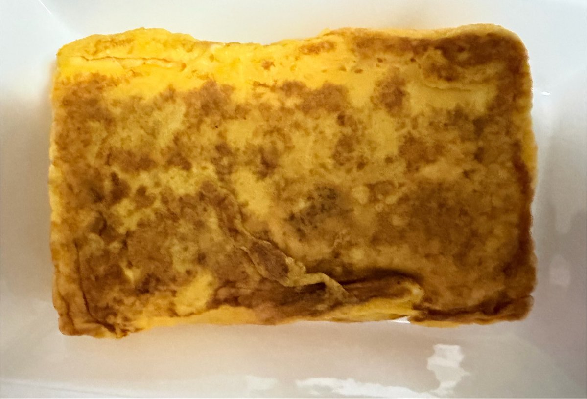 i_m_fanta's tweet photo. 母親がカートン買いした
ヤマキ　ふっくら卵焼きだし
持って行きな。って言うから少しもらってやってみた
キッチン、30℃あって巻くの面倒くさくなって、全然まいてないけど←
やっぱりちょっと焦げやすいかなー

美味しいは、美味しい。
焼き方、巻き方は、うまくない
でも味は一緒← https://t.co/GdqZsZvt02
