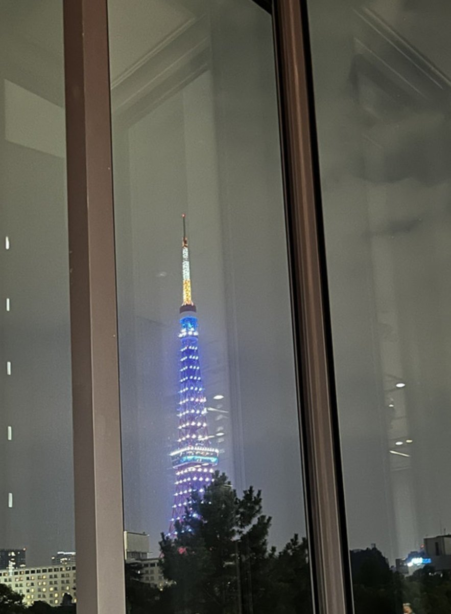 event21_suto's tweet photo. 先日社内で開催された第10回東京サマーコンベンションで
プラチナルーキー賞をいただきました🏆️
4月に入社してから3ヶ月間、同期の仲間と共に駆け抜けてきました。
先輩や同期がいつも、自分の挑戦を見ていてくださっていること、
この環境にとても感謝しています。
#イベント21 #サマコン #26卒 https://t.co/j8hBE835xE