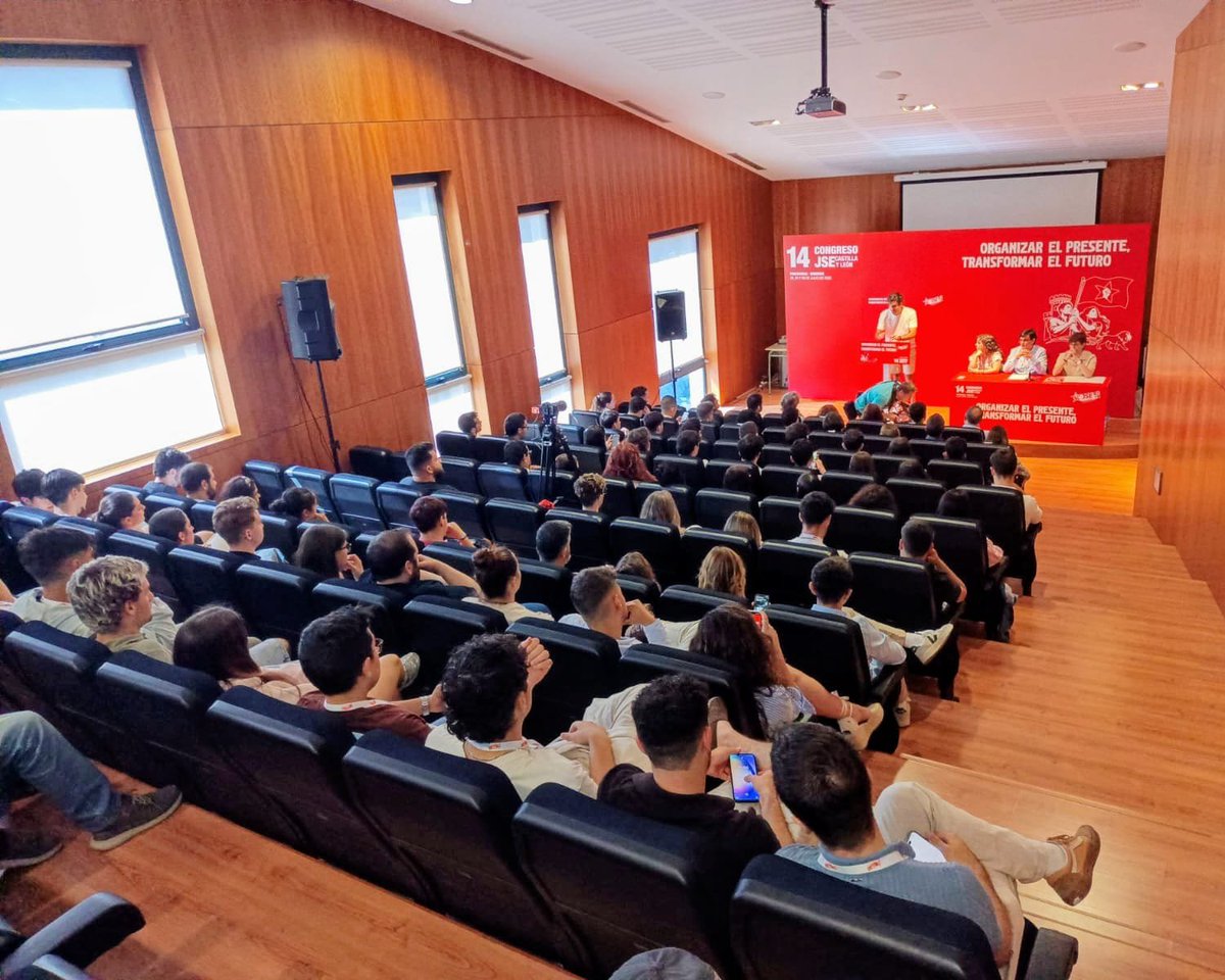 PSLPSOE's tweet photo. 🌹 El PSOE de León ha asistido a la clausura del XIV Congreso Autonómico de @JSCyL, en la que también han participado el secretario general del @PSOE_CyL, @cmmsoria, el de @JSCyL, Diego Vallejo, y el de @JSE_Leon, Alberto Ferrer. https://t.co/XfotFgAzIT