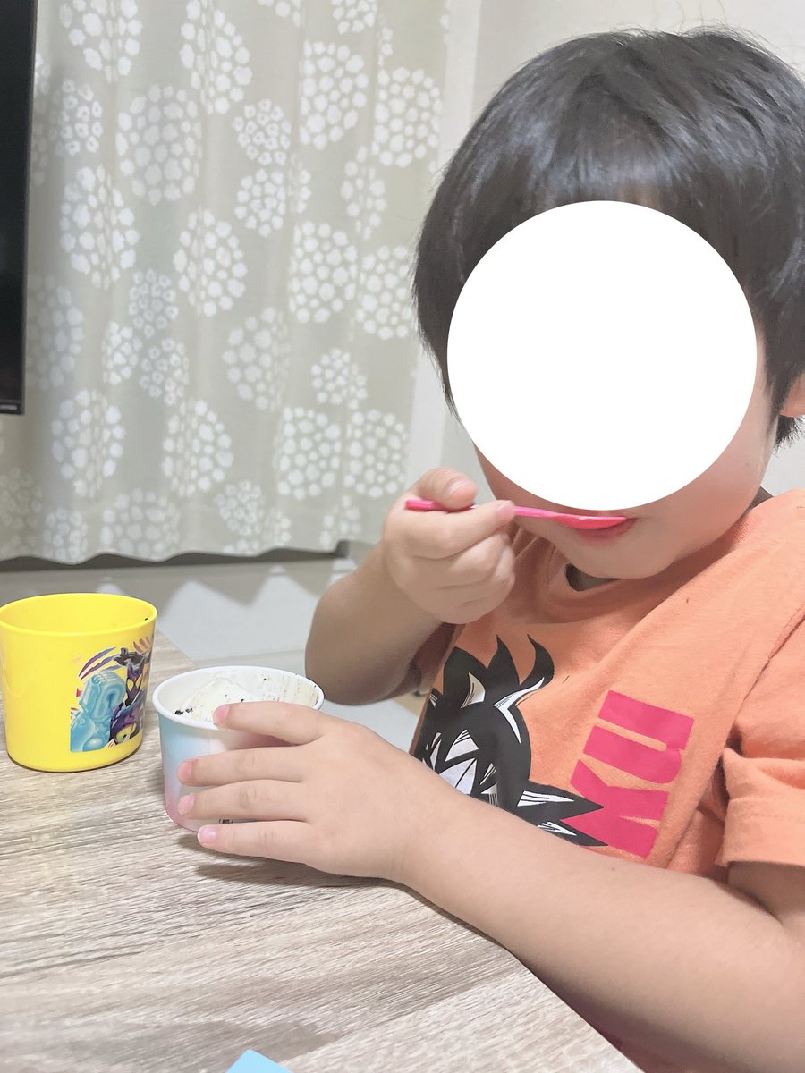 __naaaaaachu__'s tweet photo. 息子の保育園の先生と仲良すぎて一緒に遊びに行ったり、ラインしたりしてるんだけど、赤ちゃん産まれてからすぐにおめでとうございますー！ってギフト貰ったからやっと使えた🥺🍨
私よりも息子が喜んでる笑
31��いしかった♡(明日の分もまだある) https://t.co/yecmOgAiSt