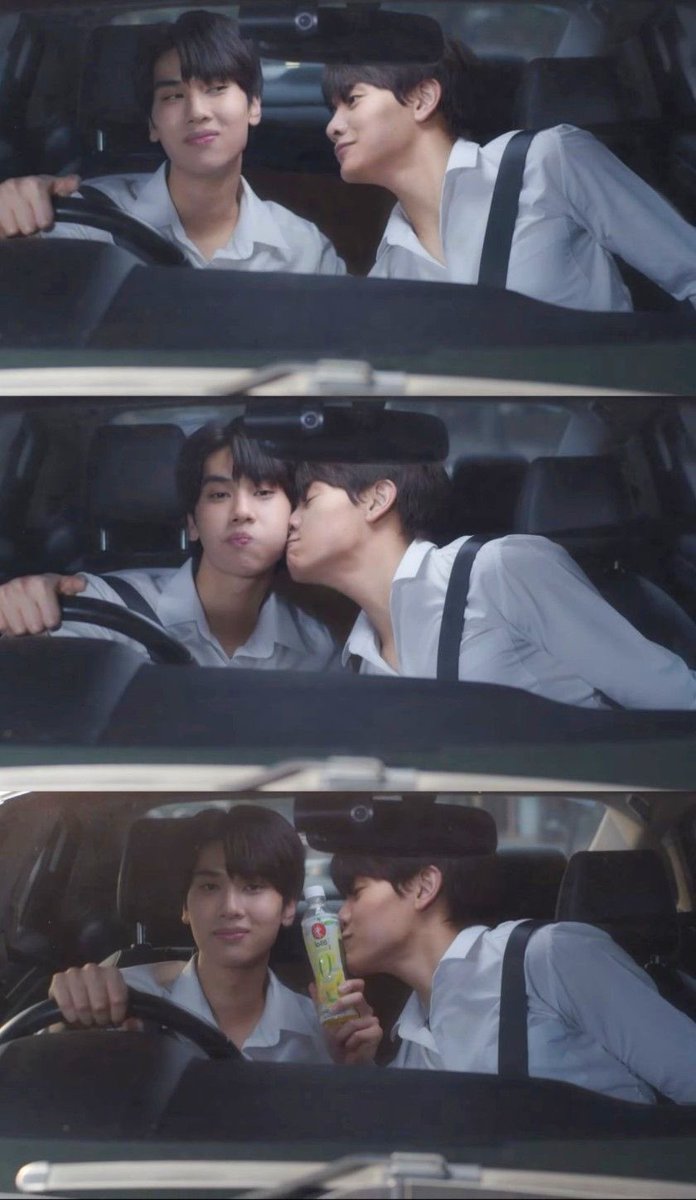 Singularluna's tweet photo. Dunk when he feels so shy: *Sending a Navori link to Joong

55555552255
#Joongdunk #จุงดัง https://t.co/zDqhyXjkA7
