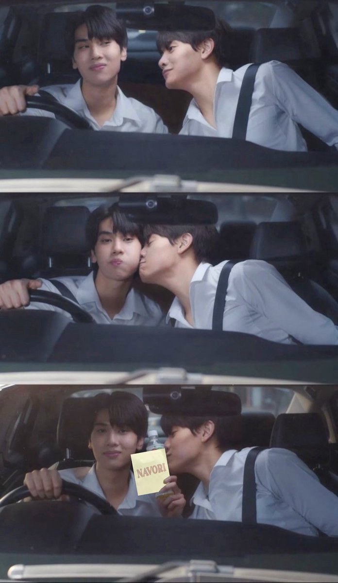 Singularluna's tweet photo. Dunk when he feels so shy: *Sending a Navori link to Joong

55555552255
#Joongdunk #จุงดัง https://t.co/zDqhyXjkA7